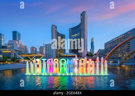 Toronto City Hall e Nathan Phillips Square in Canada Foto Stock