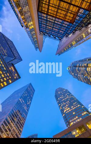 Guarda il quartiere finanziario del centro con i grattacieli di Toronto, Canada. Foto Stock