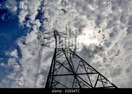 Uomini che lavorano in quota, ristrutturando i piloni elettrici, Inghilterra settentrionale, Regno Unito Foto Stock