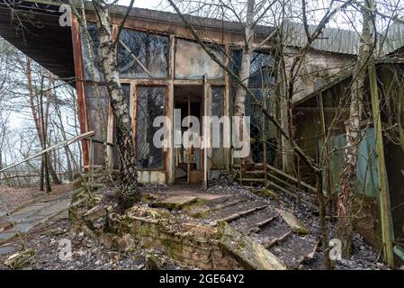 Zona di esclusione di Chernobyl. Rovine della città abbandonata di Pripyat. Autunno in zona di esclusione. Zona ad alta radioattività. Vista a riflessione della città fantasma. Foto Stock