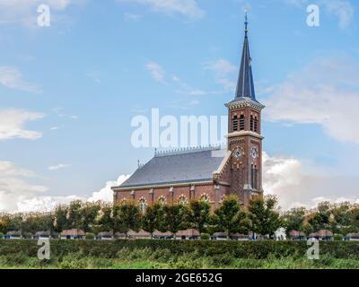 Chiesa di piccolo villaggio di Warstiens vicino a Leeuwarden a Friesland, Paesi Bassi Foto Stock