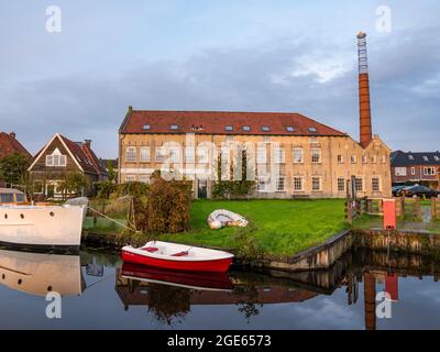 Ex fabbrica di pattinaggio su ghiaccio Nooitgedagt sul canale Geeuw nella città di IJlst, Friesland, Paesi Bassi Foto Stock