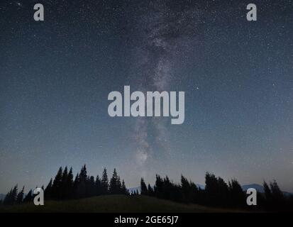 Cielo notturno pieno di stelle, Via Lattea in montagna in estate. Galaxy sopra la collina, bella scena notturna. Sfondo dello spazio. Spazio di copia. Astrofotografia Foto Stock