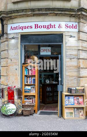 Ingresso a un negozio di antiquariato a Woodlands Road, Glasgow, con una mostra di oggetti di seconda mano alla porta Foto Stock