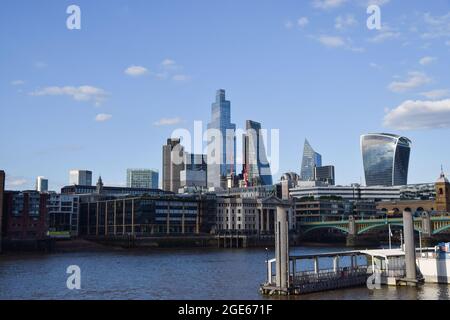 Skyline della città di Londra, Millennium Bridge e panorama diurno del Tamigi. Londra, Regno Unito Giugno 2021. Foto Stock