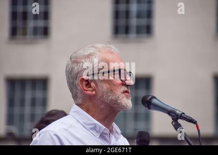 Londra, Regno Unito. 12 giugno 2021. Jeremy Corbyn parla alla protesta della Giustizia per la Palestina fuori Downing Street. Foto Stock