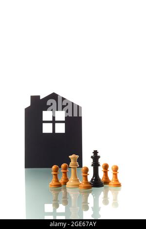 Fotografia concettuale di due pezzi di scacchi (re e regina) metaforicamente che rappresentano una coppia eterosessuale interrazziale che forma una grande famiglia, con Foto Stock
