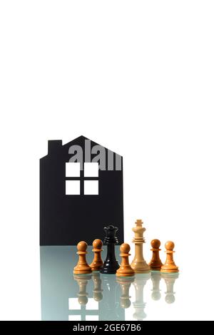 Fotografia concettuale di due pezzi di scacchi (re e regina) metaforicamente che rappresentano una coppia eterosessuale interrazziale che forma una grande famiglia; con Foto Stock