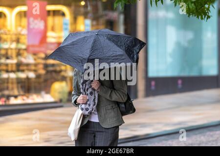 Preston, Lancashire. Regno Unito Meteo. 17 ago 2021. Vendite estive di strade alte, acquirenti e docce a Fishergate. Un'altra doccia umida si estrade giorno nel centro della città, con una previsione di tempo non stagionale per il resto della settimana. Credito; MediaWorldImages/AlamyLiveNews Foto Stock