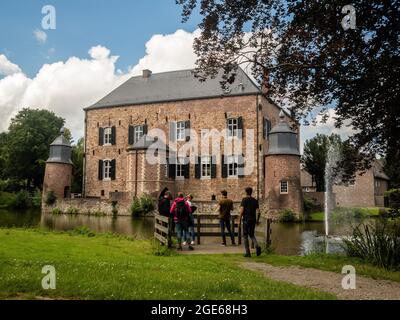 10 agosto 2021, Kerkrade, Limburgo meridionale, Paesi Bassi: Si vede una famiglia scattando foto di un castello storico Kasteel Erenstein. Nel 2020, in occasione della decima edizione del Dutch Mountain Film Festival e in piena tradizione del JubilÃ¤umswerge nelle Alpi, è stato creato un nuovo percorso a piedi, il Dutch Mountain Trail. Questo percorso è un'aspra escursione di oltre 100 km che collega le sette vette più ripide del Limburgo meridionale. Partendo dal Wilhelminaberg di Landgraaf e terminando all'Observant di Maastricht, il percorso non è il più lungo, ma è diventato il percorso più difficile del conte Foto Stock