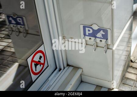 Cartello di parcheggio per cani. I cani non sono ammessi all'esterno di un negozio Foto Stock