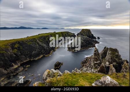 Un bellissimo paesaggio a lunga esposizione sparato di buco dell'inferno a Malin testa, Irlanda Foto Stock