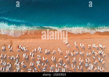 Antenna vista superiore da fuco di spiaggia sabbiosa con mare turchese onde con copia spazio per il testo. Foto Stock