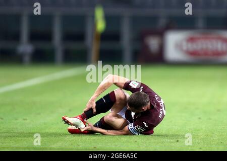 Torino, Italia. 15 agosto 2021. Andrea Belotti del Torino FC è rimasto ferito durante la partita di Coppa Italia tra il Torino FC e noi cremonesi allo Stadio Olimpico Grande Torino Foto Stock