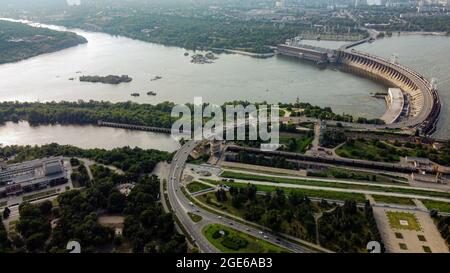 KHORTYTSIA, UCRAINA - 8 AGOSTO 2021: DNEPOGES. Centrale idroelettrica di Zaporozhye sul fiume Dnepr (Dnipro). Ucraina Foto Stock