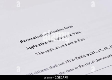 Tashkent, Uzbekistan - 13 agosto 2021: Primo piano del modulo di domanda armonizzato. Macro shot del modulo di richiesta del visto Schengen per la visita Foto Stock
