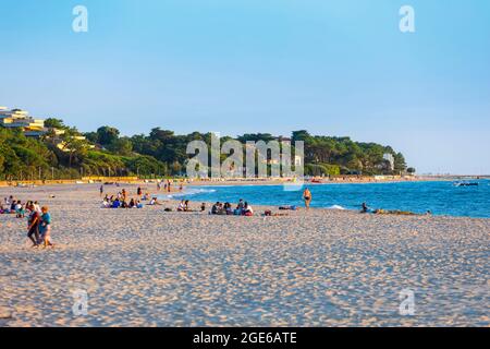 Arcachon (Francia sud-occidentale): Turisti e turisti che si godono la spiaggia in serata Foto Stock