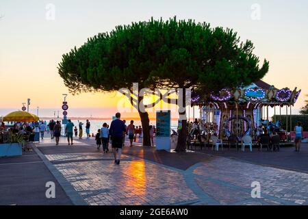 Arcachon (Francia sud-occidentale): I turisti che si godono il tramonto sull'Oceano Atlantico dal molo sulla spiaggia "plage du Moulleau" Foto Stock