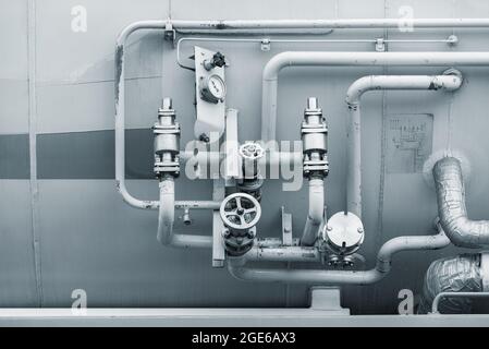 Impianto pneumoidraulico del locale caldaia nel seminterrato del nuovo edificio. Foto Stock