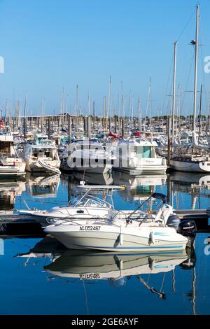 Arcachon (Francia sud-occidentale): Motoscafi e barche a vela nel porto turistico Foto Stock