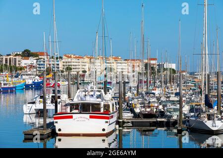 Arcachon (Francia sud-occidentale): Motoscafi e barche a vela nel porto turistico e gli edifici lungo il lungomare Foto Stock