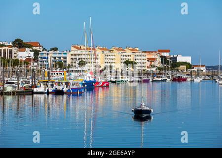 Arcachon (Francia sud-occidentale): Motoscafi e barche a vela nel porto turistico e gli edifici lungo il lungomare Foto Stock