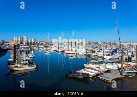 Arcachon (Francia sud-occidentale): Motoscafi e barche a vela nel porto turistico e gli edifici lungo il lungomare Foto Stock