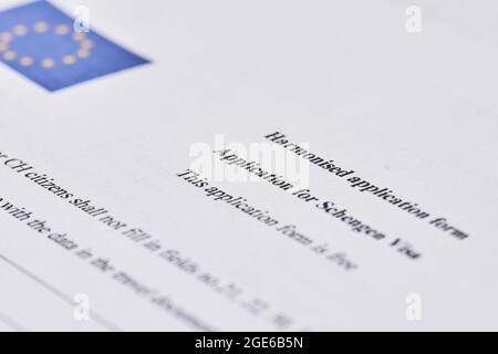 Tashkent, Uzbekistan - 13 agosto 2021: Primo piano del modulo di domanda armonizzato. Macro shot del modulo di richiesta del visto Schengen per la visita Foto Stock