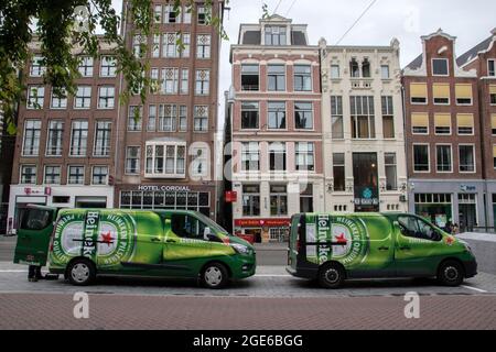 Due furgoni Heineken Beer Company ad Amsterdam Paesi Bassi 16-8-2021 Foto Stock