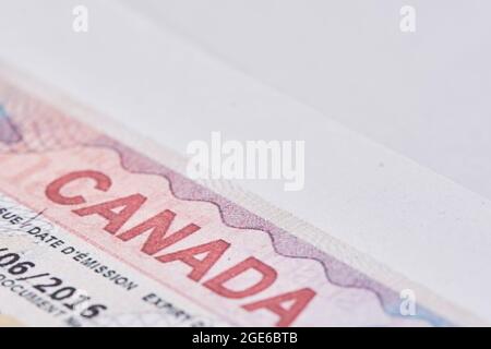 Tashkent, Uzbekistan - 13 agosto 2021: Macro shot di visto canadese. Primo piano visto di immigrazione residente in Canada in passaporto Foto Stock