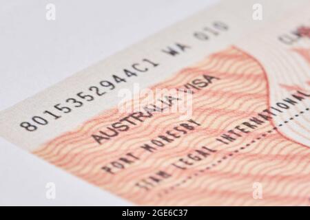 Tashkent, Uzbekistan - 13 agosto 2021: Macro shot del visto australiano. Primo piano visto per l'immigrazione residente in australia in passaporto Foto Stock