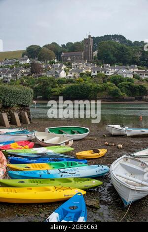 Piccole barche colorate a bassa marea sul fiume Yealm a Newton Ferrers guardando verso Noss Mayo, South Devon, Inghilterra, Regno Unito Foto Stock