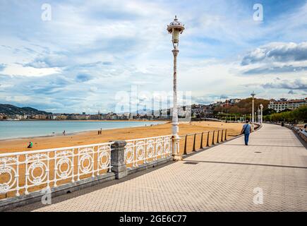SPAGNA, SAN SEBASTIAN, OKT, 22, 2020 - la Concha spiaggia sulla riva dell'Oceano Atlantico a San Sebastian Paesi Baschi, Spagna Foto Stock