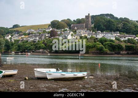 Noss Mayo e Newton Ferrers, Devon, Inghilterra, Regno Unito. 2021. Noss Mayo visto attraverso il fiume Yealm da Newton Ferrers un'attraente zona residenziale in S Foto Stock