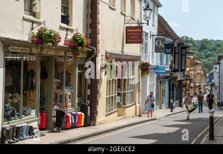 Sherborne, Dorset, Inghilterra, Regno Unito. 2021. Strada a buon mercato la principale zona commerciale di questa antica città mercato di Sherborne, Dorset, Regno Unito Foto Stock