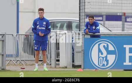 Gelsenkirchen, Germania. 17 agosto 2021. Primo: 17.08.2021 Fuvuball, 2. Bundesliga, stagione 2021/2022, FC Schalke 04, formazione, Matthew HOPPE in formazione speciale con Amine HARIT, Right Credit: dpa/Alamy Live News Foto Stock