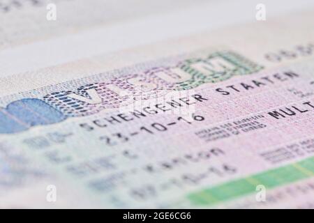 Tashkent, Uzbekistan - 13 agosto 2021: Visto Schengen in passaporto. Primo piano. Scatto macro. Visto timbro nel passaporto. Visto Schengen per il turismo e. Foto Stock