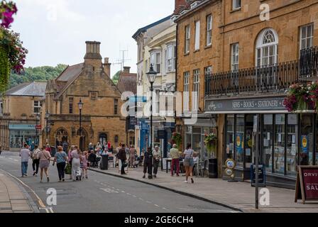 Sherborne, Dorset, Inghilterra, Regno Unito. 2021. Strada a buon mercato la principale zona commerciale di questa antica città mercato di Sherborne, Dorset, Regno Unito Foto Stock