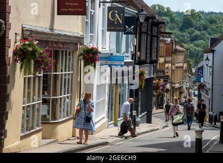 Sherborne, Dorset, Inghilterra, Regno Unito. 2021. Strada a buon mercato la principale zona commerciale di questa antica città mercato di Sherborne, Dorset, Regno Unito Foto Stock