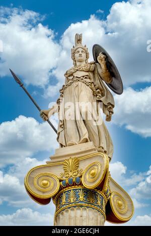 Statua di Atena con cielo blu e nuvole all'Accademia di Atene, Grecia Foto Stock