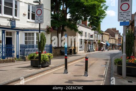 Sherborne, Dorset, Inghilterra, Regno Unito. 2021. Strada a buon mercato la principale zona commerciale di questa antica città mercato di Sherborne, Dorset, Regno Unito Foto Stock