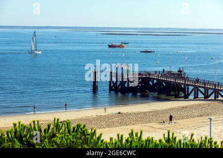 Arcachon (Francia sud-occidentale): Molo di Eyrac, spiaggia e panoramica della baia di Arcachon con una barca a vela e ostriche letti lontano Foto Stock