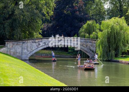 Il ponte del King's College e le puntate lungo il fiume Cam, Cambridge Foto Stock