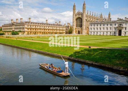 King's College cappella e punting lungo il fiume Cam, Cambridge Foto Stock