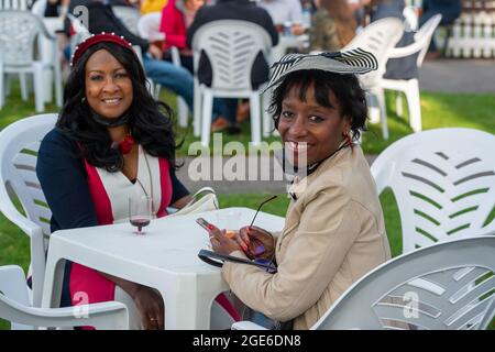 Cavalli vestiti per le gare del cavallo-racing festival di Tagong Foto  stock - Alamy