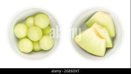 Fette e palle di melone Galia, in ciotole bianche. Sfere tagliate di fresco e pezzi triangolari di frutta matura Cucumis melo var. Reticulatus. Sardi. Foto Stock