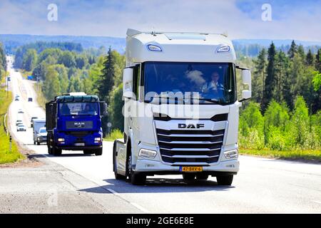 Veicoli pesanti bianchi di nuova generazione DAF XF 480, targhe olandesi, in direzione del Power Truck Show 2021. Ikaalinen, Finlandia. 12 agosto 2021. Foto Stock