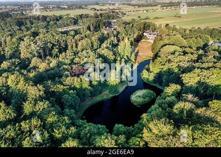 Paesi Bassi, Õs-Graveland, tenuta rurale Schaep en Burgh. Casa di campagna con prato. Ex sede di Natuurmonumenten. Antenna. Foto Stock