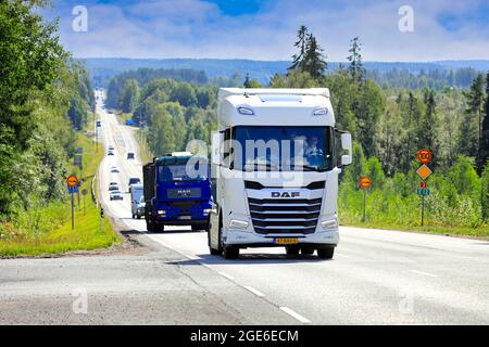 Veicoli pesanti bianchi di nuova generazione DAF XF 480, targhe olandesi, in direzione del Power Truck Show 2021. Ikaalinen, Finlandia. 12 agosto 2021. Foto Stock