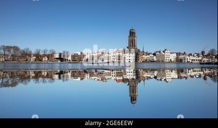 Paesi Bassi, Deventer. Skyline. Fiume IJssel. Livello dell'acqua elevato. Inverno. Foto Stock